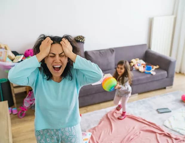 Mãe cansada com bebê no colo